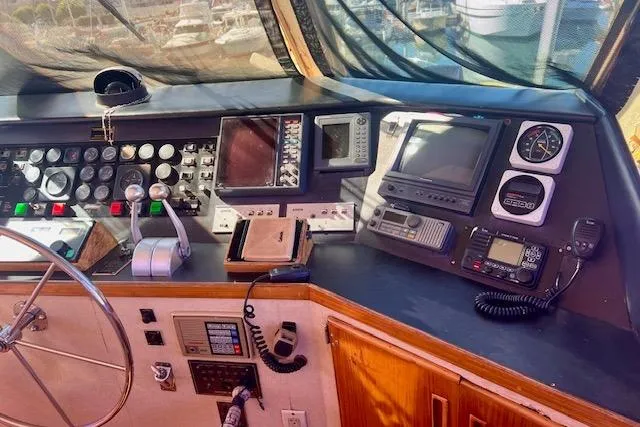 Abuelo Yacht Photos Pics 1989 HATTERES Convertible boat dashboard with navigation instruments and controls.