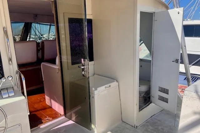 Abuelo Yacht Photos Pics 1989 HATTERES Convertible yacht interior with seating and bathroom area.