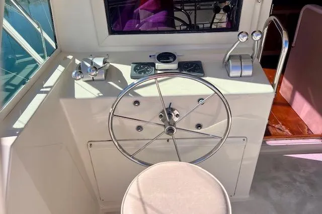 Abuelo Yacht Photos Pics 1989 HATTERES Convertible boat helm with steering wheel and controls.