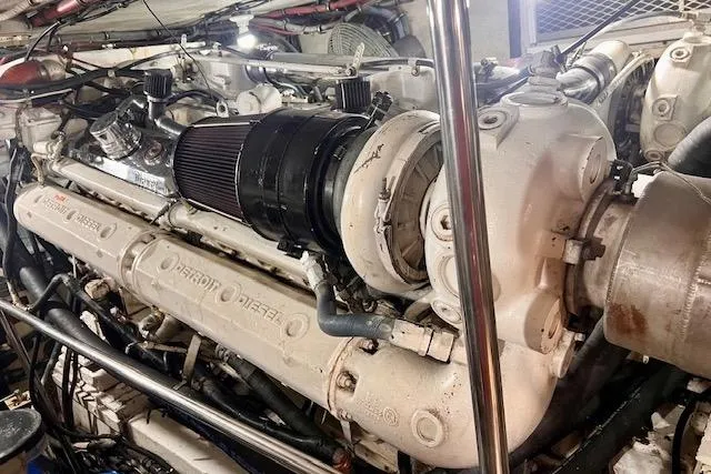 Abuelo Yacht Photos Pics Engine room of a 1989 HATTERES Convertible, featuring a powerful Detroit Diesel engine.