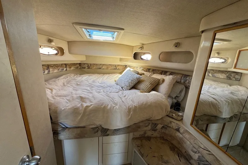 Pearl Yacht Photos Pics Luxurious cabin interior of 1994 Sea Ray 440 Express Bridge yacht.