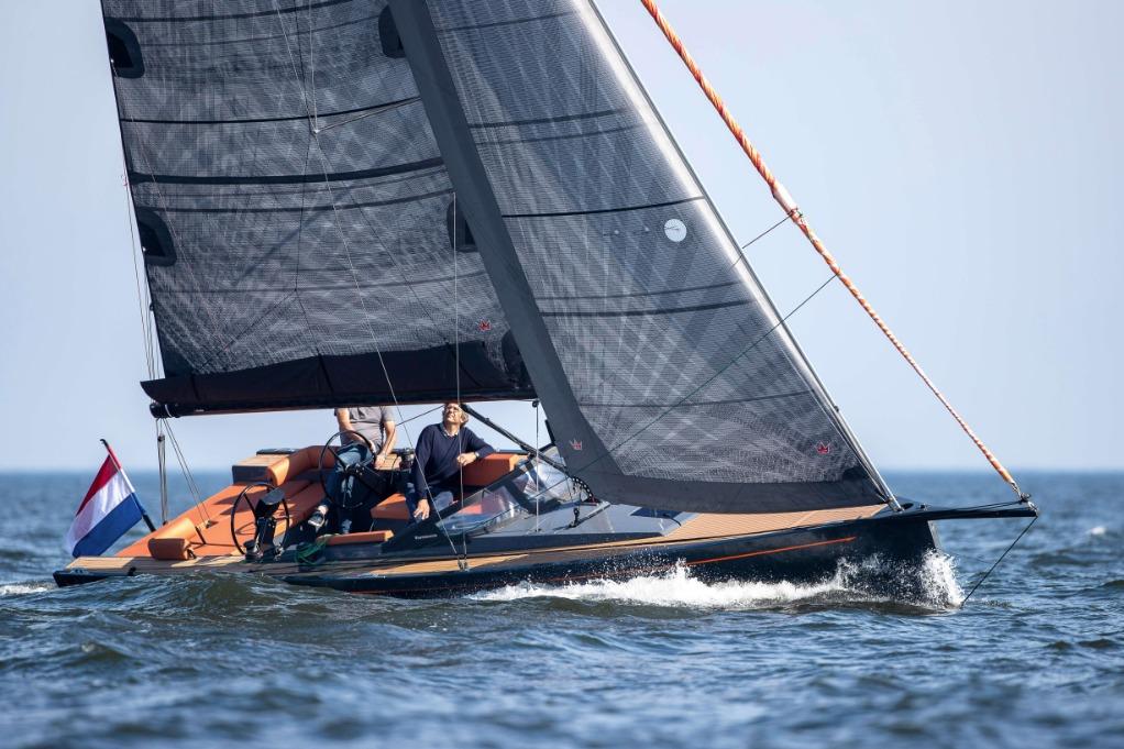 Saffier SE 33 Life 2026 sailing yacht on open water, sleek design, Dutch flag visible.