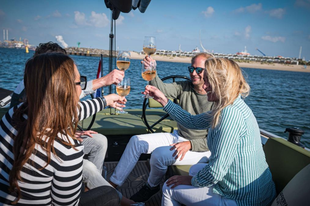 People enjoying a toast on a Saffier SE 33 Life yacht, 2026 model.