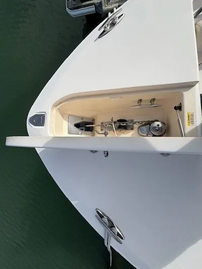 Star-k-2 Yacht Photos Pics 2008 Grady-White Bimini 306 boat deck with anchor and winch system.