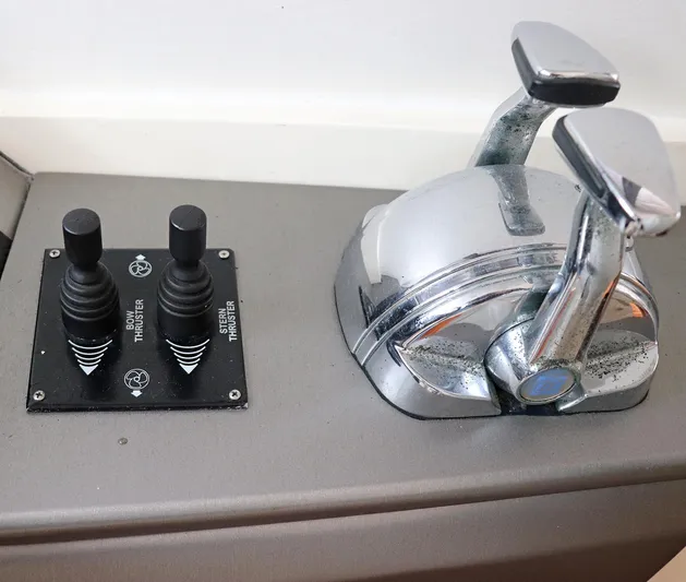  Yacht Photos Pics Sunseeker Predator 74 2000 yacht throttle and control levers on dashboard.