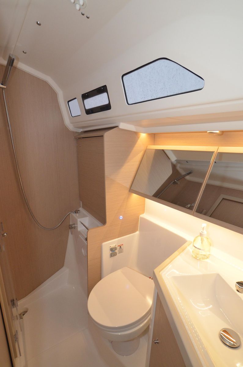 2022 Beneteau 42 