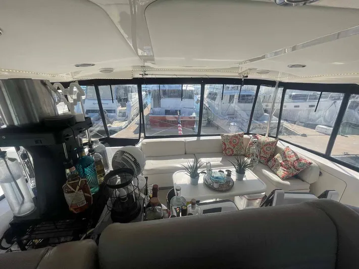 Andiamo II Yacht Photos Pics 2002 Sea Ray 480 Motor Yacht interior with cozy seating and decorative pillows.