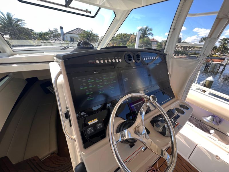 2020 Boston Whaler 420 Outrage