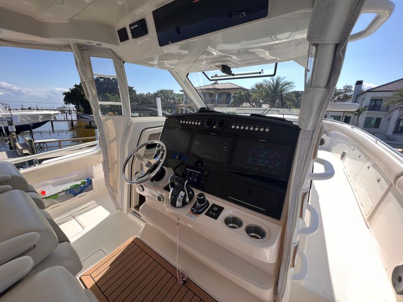 2020 Boston Whaler 420 Outrage