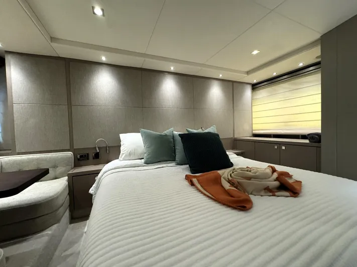 Straight Shafts | No Pods Yacht Photos Pics 