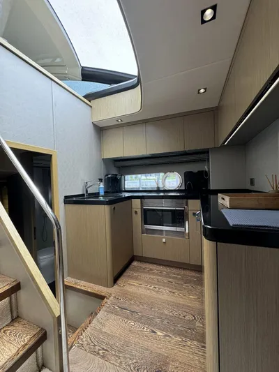 Straight Shafts | No Pods Yacht Photos Pics 