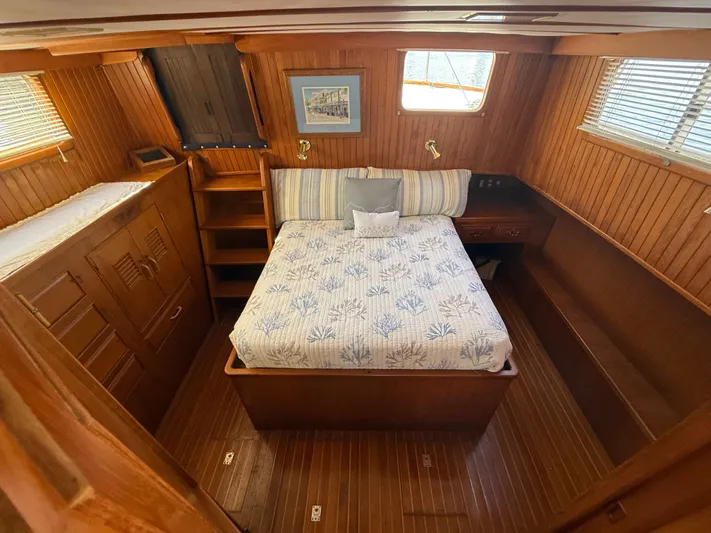 Aja Marie Yacht Photos Pics 1986 Marine Trader Tri Cabin bedroom with wood paneling and cozy bed.