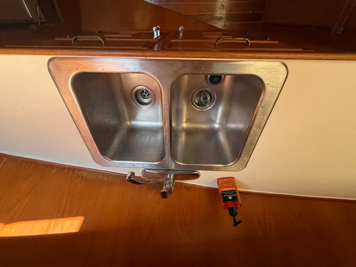 Aja Marie Yacht Photos Pics 1986 Marine Trader Tri Cabin kitchen sink with dual basins and wooden countertop.