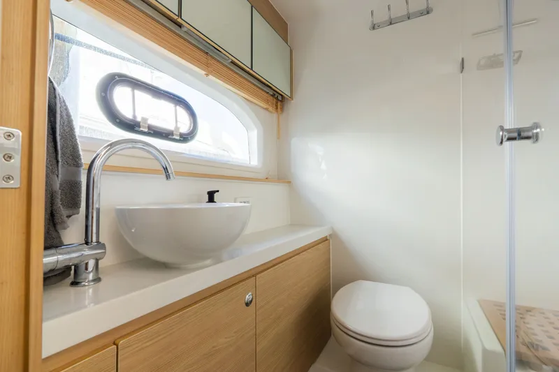  Yacht Photos Pics Modern bathroom on the 2023 Aquila 44 Yacht.