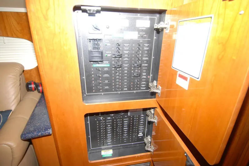 Escape Plan Yacht Photos Pics 2002 Carver 564 Cockpit - Image 18