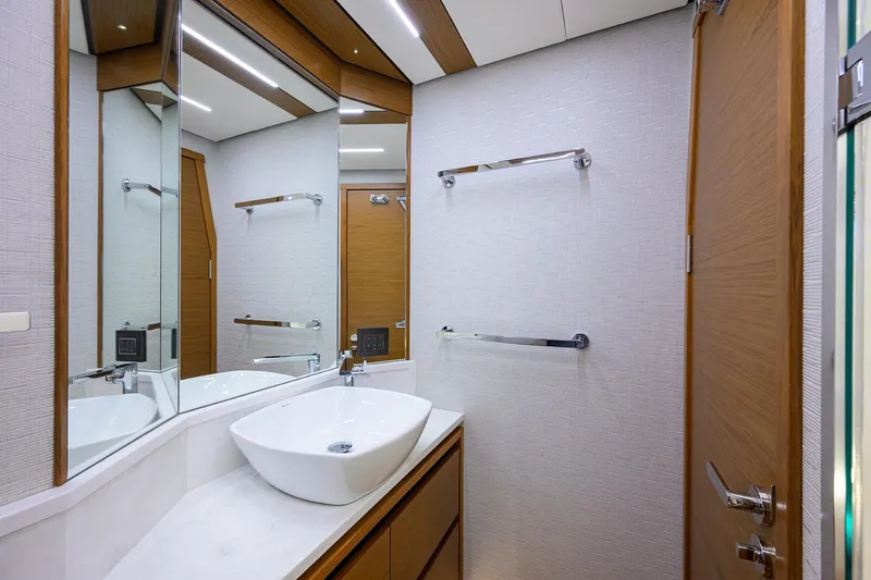 Debbie's Diamond Yacht Photos Pics Tiara 49 DEBBIE'S DIAMOND - Master Head