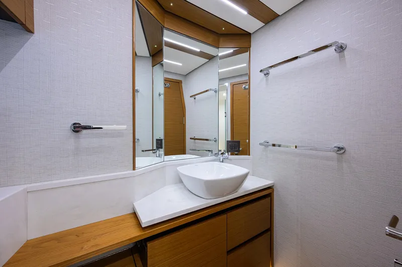 Debbie's Diamond Yacht Photos Pics Tiara 49 DEBBIE'S DIAMOND - Master Head