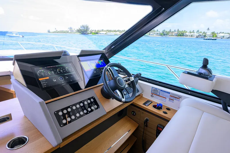 Debbie's Diamond Yacht Photos Pics Tiara 49 DEBBIE'S DIAMOND - Helm Station