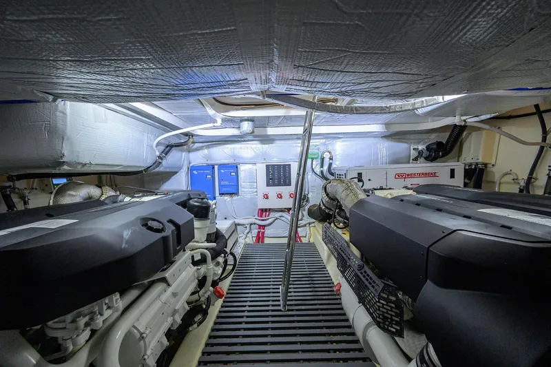 Debbie's Diamond Yacht Photos Pics Tiara 49 DEBBIE'S DIAMOND - Engine Room