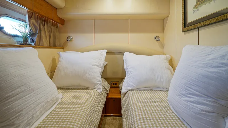 Laurie Lu Yacht Photos Pics Twin beds in a cozy cabin of a 2002 Viking Princess 68 yacht.