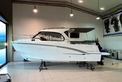 2025 Beneteau Antares 8