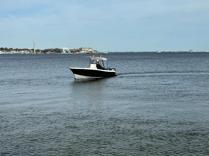  Yacht Photos Pics Contender 33 - Exterior profile on the water