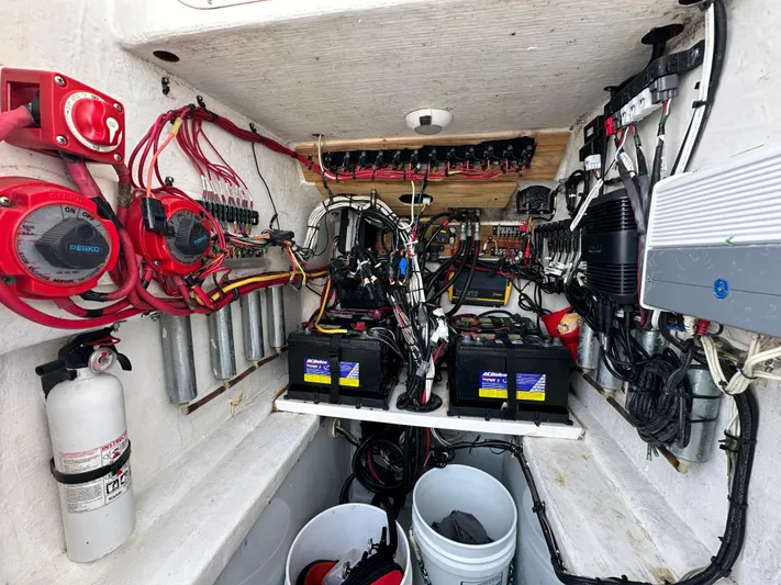  Yacht Photos Pics Contender 33 - Engines