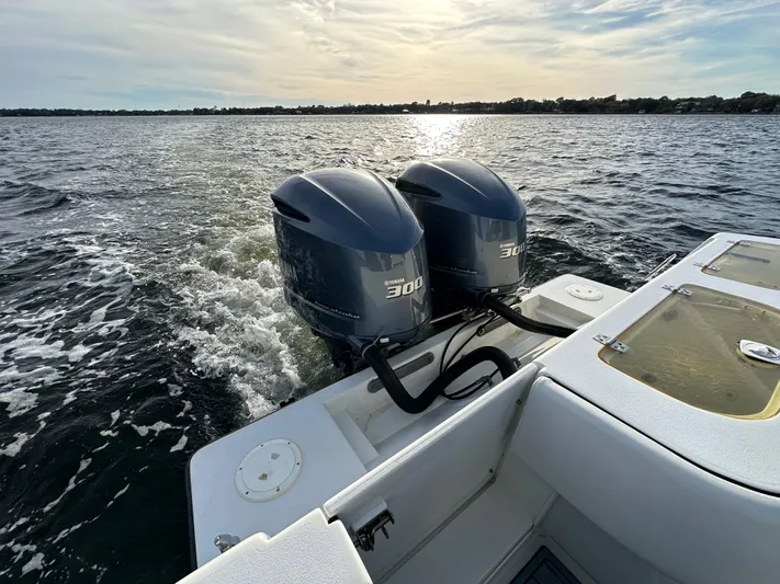  Yacht Photos Pics Contender 33 - Engines