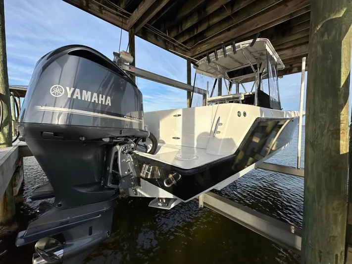  Yacht Photos Pics Contender 33 - Exterior/aft on lift