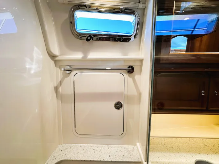 Vita Brevis Yacht Photos Pics Guest head