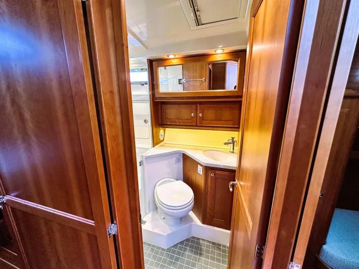 Vita Brevis Yacht Photos Pics Guest head