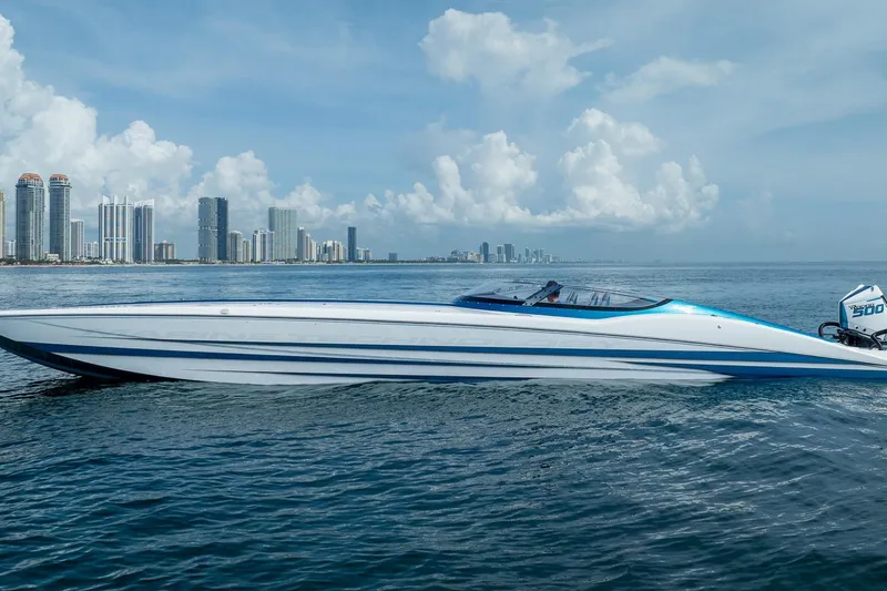  Yacht Photos Pics 2024 MTI 440X speedboat on water with city skyline in background.