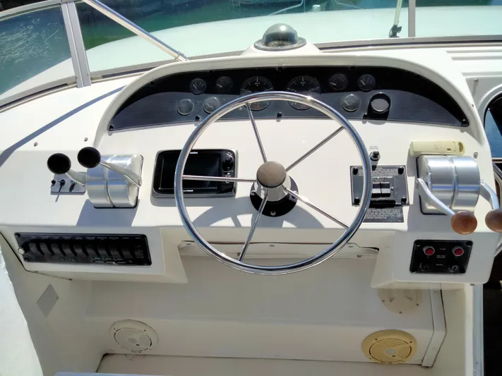 Coffey To Cocktails II Yacht Photos Pics Helm of 1998 Bayliner 4788 Pilot House Motoryacht.