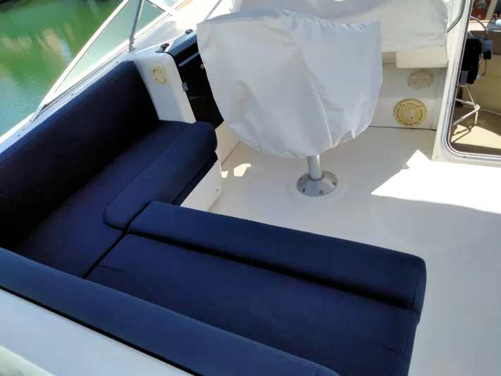 Coffey To Cocktails II Yacht Photos Pics Interior of 1998 Bayliner 4788 Motoryacht with blue seating.