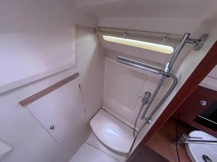 Obatanga Yacht Photos Pics Compact bathroom in 2014 Hanse 345 yacht with shower and toilet.