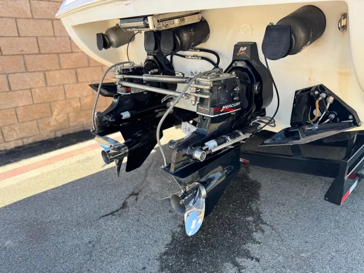  Yacht Photos Pics 2004 Donzi 38 ZX boat stern with dual propellers and outboard motors.