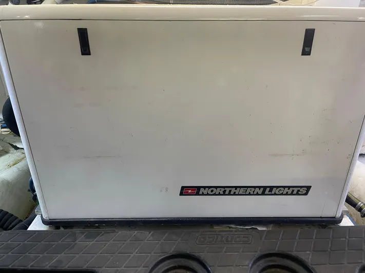 Yacht Photos Pics 2009 NORTHERN LIGHTS GENERATOR IN SOUND ENCLOSURE!!