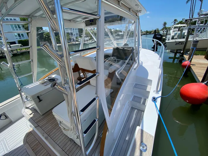  Yacht Photos Pics 1995 L&H 33 boat docked, featuring sleek design and modern amenities.
