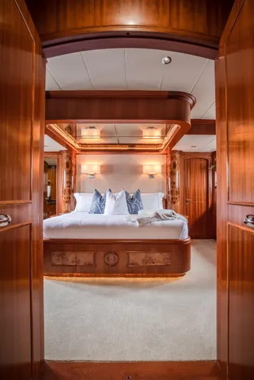Bad Daddy Yacht Photos Pics Luxurious master bedroom on a 2005 Horizon 94 Motoryacht.