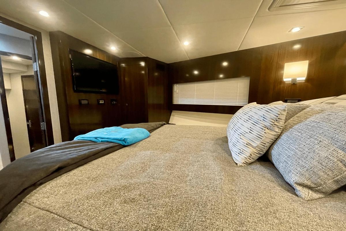 2023 Cruisers Yachts 46 