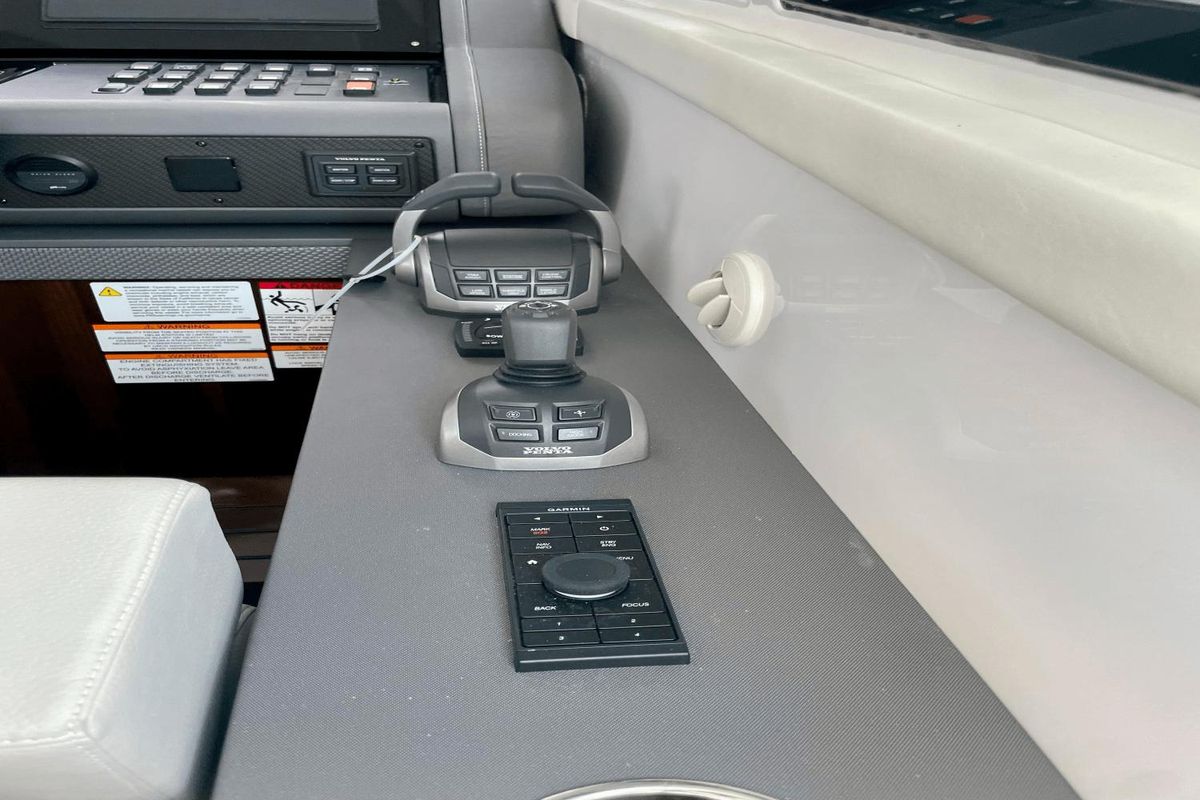 2023 Cruisers Yachts 46 
