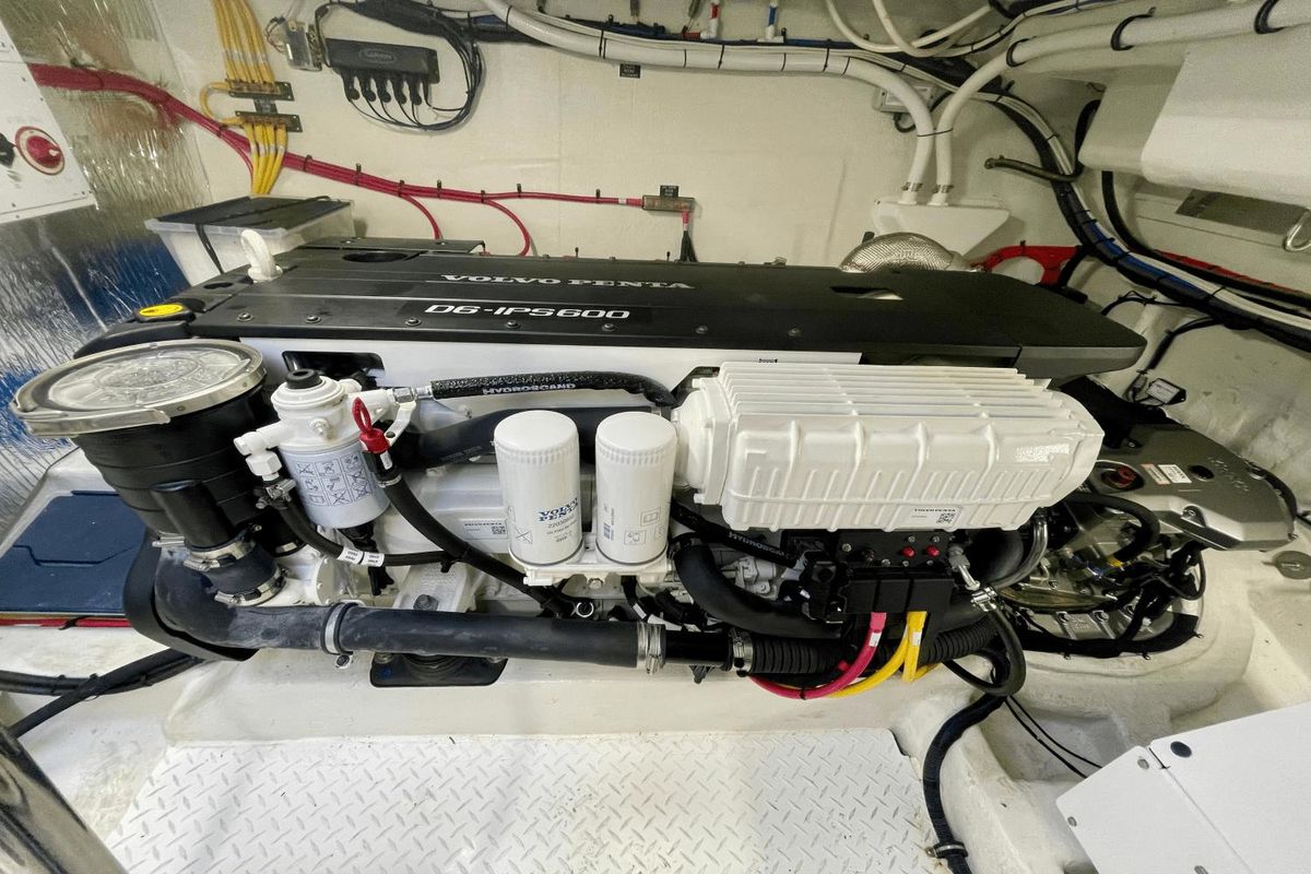2023 Cruisers Yachts 46 