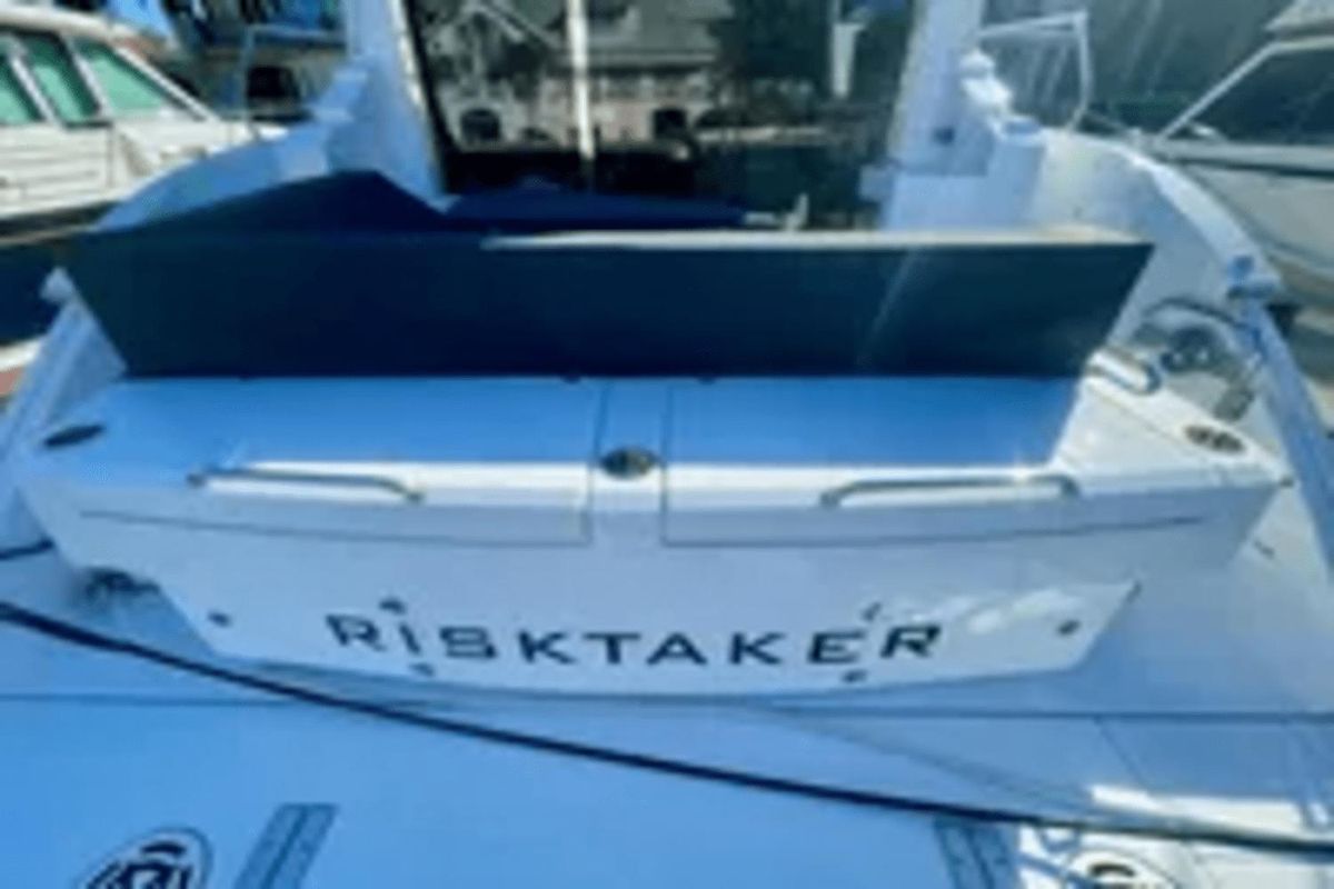 2023 Cruisers Yachts 46 