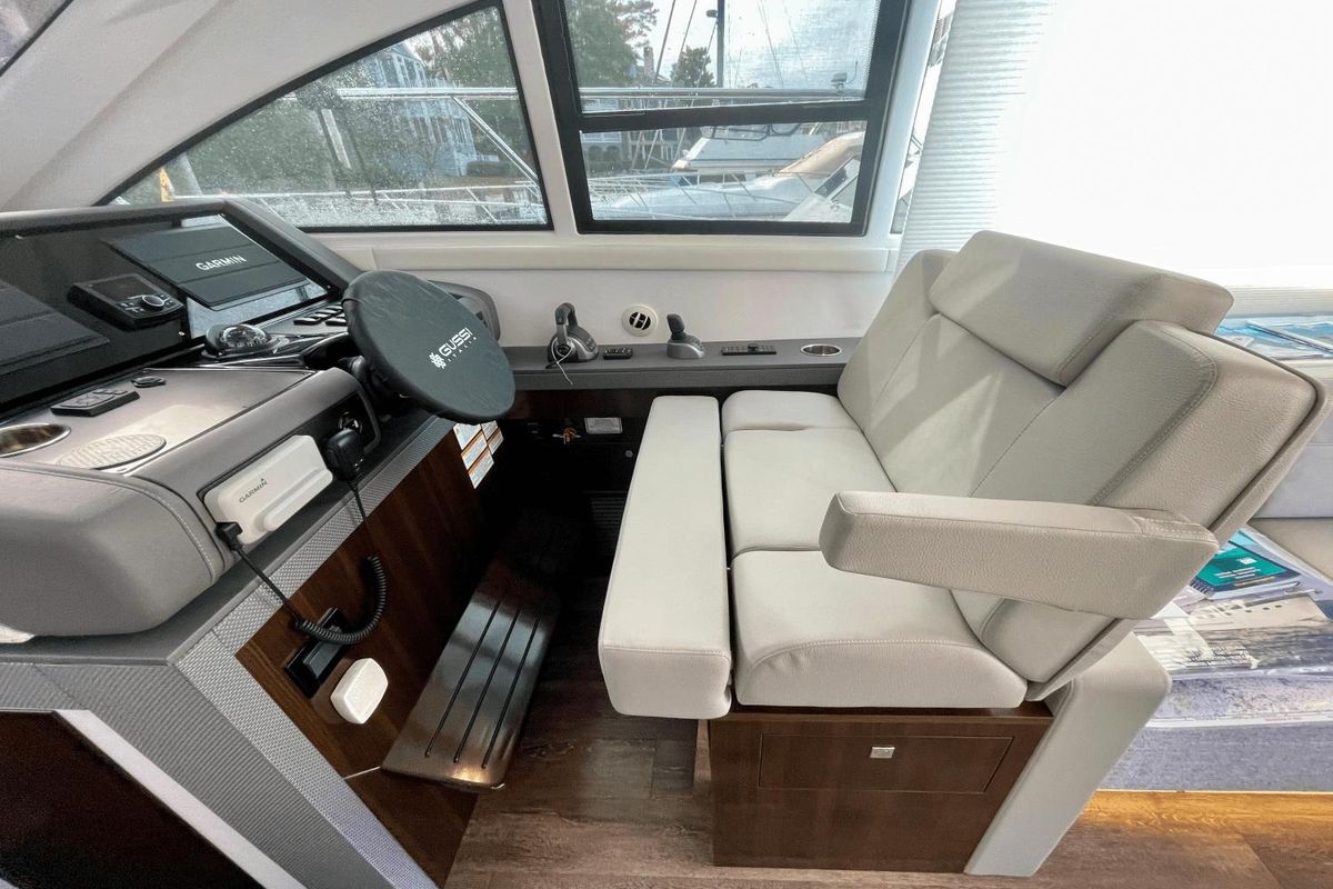 2023 Cruisers Yachts 46 