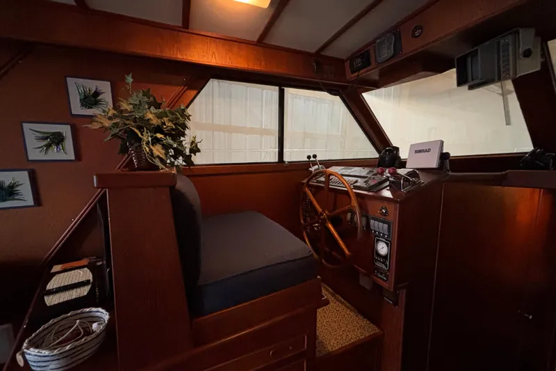 Encore II Yacht Photos Pics Lower helm station