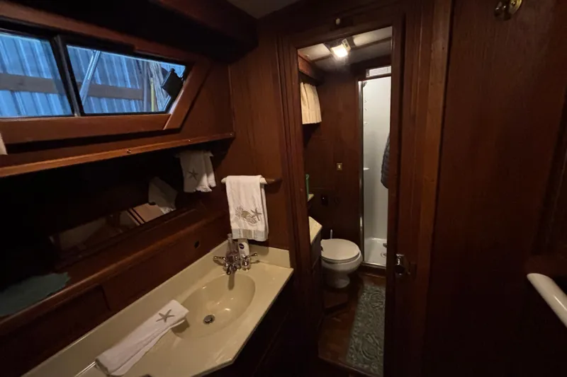 Encore II Yacht Photos Pics Head with separate shower