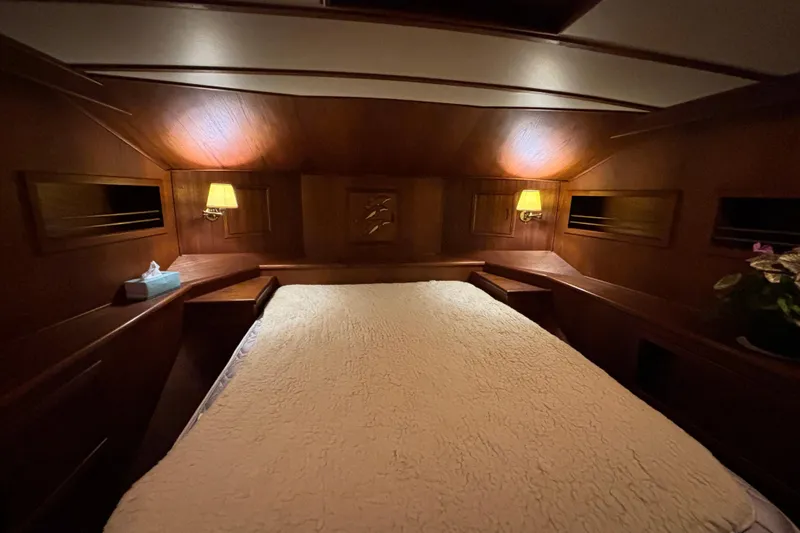 Encore II Yacht Photos Pics Master stateroom with island queen