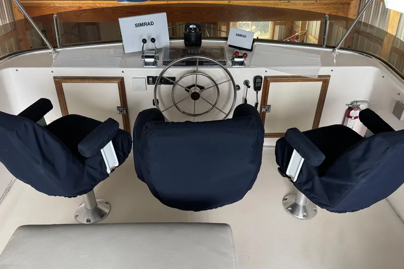 Encore II Yacht Photos Pics Bridge helm