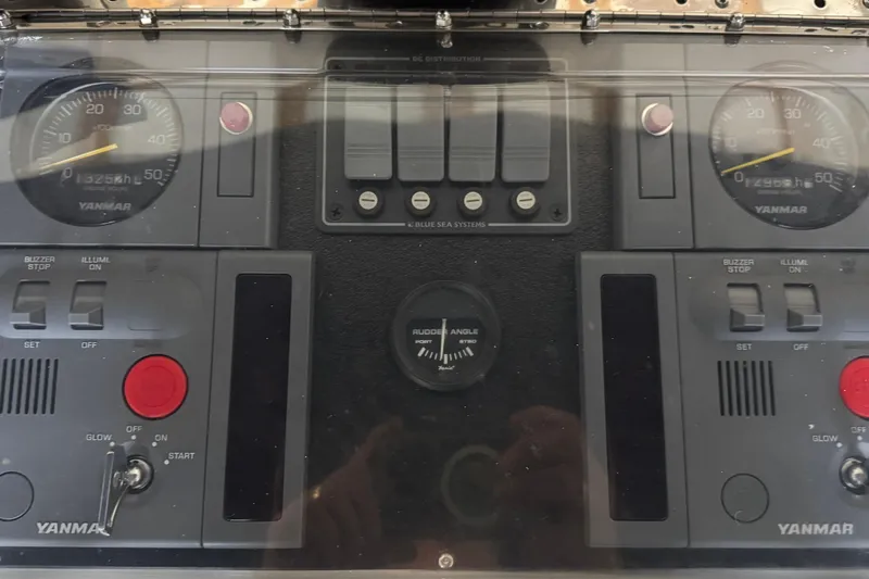 Encore II Yacht Photos Pics Bridge helm