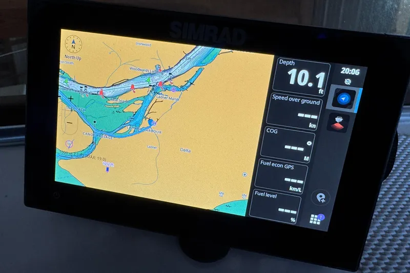 Encore II Yacht Photos Pics Simrad GPS with depth on bridge